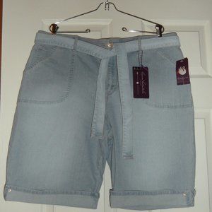 Gloria Vanderbilt Bermuda Jean Shorts NWT Sz 18